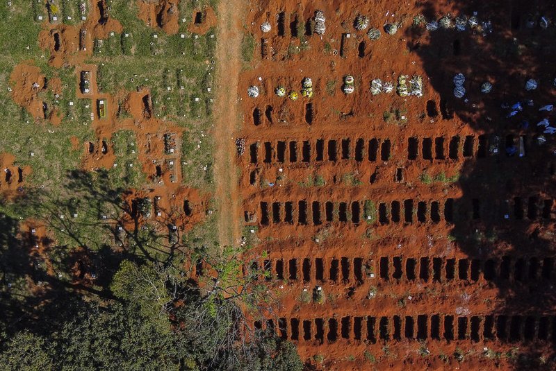 Foto de 21/6/2020:Vista aérea de área do cemitério de Vila Formosa, em São Paulo, com covas abertas. Aerial view of a burial at the Vila Formosa cemetery during the COVID-19 coronavirus pandemic, in Sao Paulo, Brazil, on June 21, 2020. - The novel coronavirus has killed at least 464,423 people worldwide since the outbreak began in China last December, being Brazil Latin America's worsthit country with 49,976 deaths from 1,067,579 cases. (Photo by Miguel SCHINCARIOL / AFP)<!-- NICAID(14532816) -->