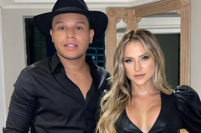 A ex-BBB Gabi Martins completou um ano de namorado com o cantor Tierry, nesta segunda-feira (10).<!-- NICAID(14987057) -->