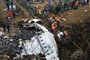 Resgatistas retiram corpo dos escombros do acidente da Yeti Airlines, no Nepal. Estão confirmadas 68 mortes entre passageiros e tripulantes da aeronave, que transportava 72 pessoas<!-- NICAID(15322305) -->