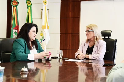 Prefeita em exercício de Caxias do Sul, Paula Ioris, sanciona cessão de terreno do município para nova usina de asfalto da Codeca, nesta segunda-feira (14). Na foto, a diretora-presidente da Codeca, Maria de Lourdes Fagherazzi, e Paula Ioris. <!-- NICAID(15890123) -->