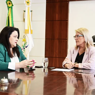 Prefeita em exercício de Caxias do Sul, Paula Ioris, sanciona cessão de terreno do município para nova usina de asfalto da Codeca, nesta segunda-feira (14). Na foto, a diretora-presidente da Codeca, Maria de Lourdes Fagherazzi, e Paula Ioris. <!-- NICAID(15890123) -->