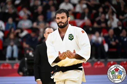 macedo conquista o bronze<!-- NICAID(16001622) -->