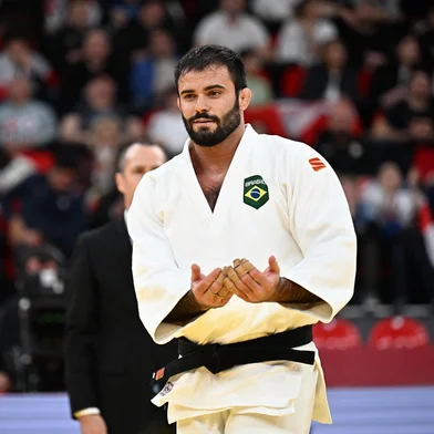 macedo conquista o bronze<!-- NICAID(16001622) -->