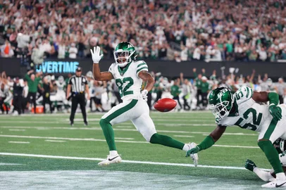 Buffalo Bills v New York JetsEAST RUTHERFORD, NEW JERSEY - SEPTEMBER 11: Wide receiver Xavier Gipson #82 of the New York Jets scores the game winning touchdown on a 65-yard punt return during the overtime quarter of the NFL game against the Buffalo Bills at MetLife Stadium on September 11, 2023 in East Rutherford, New Jersey.   Mike Stobe/Getty Images/AFP (Photo by Mike Stobe / GETTY IMAGES NORTH AMERICA / Getty Images via AFP)Editoria: SPOLocal: East RutherfordIndexador: MIKE STOBESecao: American footballFonte: GETTY IMAGES NORTH AMERICAFotógrafo: CONTRIBUTOR<!-- NICAID(15537980) -->