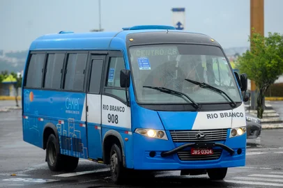 CAXIAS DO SUL, RS, BRASIL, 17/11/2023. Lançado em setembro de 2000, o Táxi Lotação, apelidado de azulzinho em Caxias do Sul, teve os itinerários reduzidos desde sua implantação, mas segue sendo modelo atrativo de transporte coletivo tanto para viagens longas, que ligam os bairros Desvio Rizzo e Cruzeiro, quanto para roteiros mais curtos, como do bairro São Pelegrino ao Centro da cidade, pela Avenida Júlio de Castilhos. (Bruno Todeschini/Agência RBS)Indexador: BTK<!-- NICAID(15600988) -->