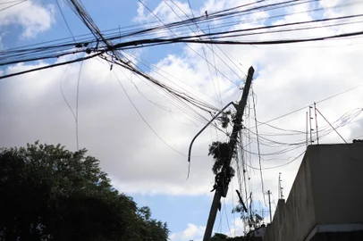 PORTO ALEGRE, RS, BRASIL, 18/06/2023- Moradores da Capital seguem sem luz. Na foto: Rua Itapitocai, próximo a Rua Jaguari. Foto: Anselmo Cunha/Agencia RBS<!-- NICAID(15459467) -->