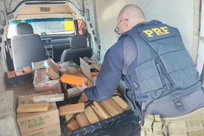 PRF / Divulgação Três homens são presos após apreensão de 158 quilos de maconha em Sarandi<!-- NICAID(16366934) -->
