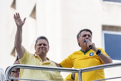 Ato pró-Bolsonaro na Avenida PaulistaSP - ATO/PRÓ-BOLSONARO/PAULISTA - POLÍTICA - O ex-presidente Jair Bolsonaro (PL) discursa ao lado do governador de São Paulo, Tarcísio de Freitas (Republicanos)   na manifestação em seu apoio na Avenida Paulista, em São Paulo, na tarde deste domingo (25). O ato foi convocado   após Bolsonaro se tornar alvo de investigação sobre tentativa de golpe de Estado. Inelegível até 2030 por decisão   do Tribunal Superior Eleitoral (TSE), Jair Bolsonaro disse que não se pode concordar que um Poder da República   "tire do palco político quem quer que seja". O ex-presidente pediu que seus aliados e apoiadores foquem nas   eleições de 2024 e 2026 e afirmou que o governador de São Paulo, Tarcísio de Freitas (Republicanos), apontado como   seu possível sucessor, está "consagrado na política".   25/02/2024 - Foto: ALLISON SALES/FOTORUA/ESTADÃO CONTEÚDOEditoria: POLÍTICALocal: SÃO PAULOIndexador: ALLISON SALESFotógrafo: FOTORUA<!-- NICAID(15689388) -->