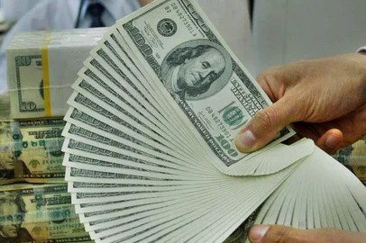 O Banco Central acaba de regulamentar uma medida que facilita a vida de empresas e cidadaos brasileiros que precisam transferir recursos do Exterior para o Brasil A partir de agora o envio podera ser feito diretamente em reais ao contrario do que ocorria anteriormente quando eram necessarias duas operacoes de cambio No caso de brasileiros que trabalham no Japao por exemplo primeiro era necessario converter ienes para dolares e em seguida dolares para reais Agora nao e mais preciso usar a moeda norte americana como intermediaria da transacao A simplificacao ainda tem a vantagem de reduzir os custos da operacao PAGINA 06 Fonte AP Fotografo LEE JIN MAN dinheiro,transação financeira,transação,nota,dólar,câmbio,dólares,U_1,cem dólares