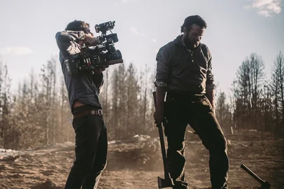Train Dreams. (L-R) Director of Photography Adolpho Veloso and Joel Edgerton as Robert Grainier on the set of Train Dreams. Cr. Daniel Schaefer/BBP Train Dreams. LLC. Â© 2025.<!-- NICAID(16244112) -->