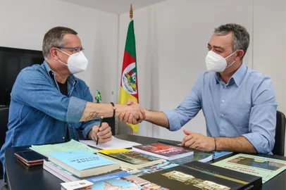 Pré-candidatos ao governo do Estado, o deputado estadual Edegar Pretto (PT) e o ex-deputado Beto Albuquerque (PSB) se reuniram nesta quarta-feira (13). Foi o primeiro encontro entre ambos depois de seus partidos. Foi o primeiro encontro entre os dois depois que ambos foram oficializados por seus partidos como postulantes ao Palácio Piratini em 2022.