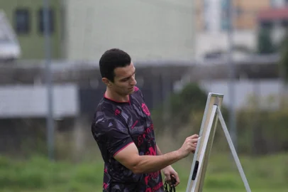 Técnico Júnior Rocha em treinamento com o grupo de jogadores do Caxias no CT Baixada Rubra.<!-- NICAID(16029496) -->