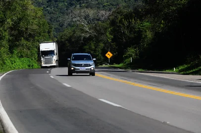 SÃO VENDELINO, RS, BRASIL, 15/08/2023. Seis meses depois, rodovias da Serra precisam apresentar melhorias, conforme contrato firmado entre Estado e o Caminhos da Serra Gaúcha (CSG). Na região, a empresa istra RS-122, RS-446, trecho da BR-470 e RS-453. Na foto, RS 122, trecho do km 30, próximo ao entroncamento com a RS 446. (Porthus Junior/Agência RBS)<!-- NICAID(15511146) -->
