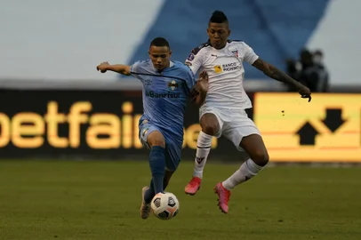 Brazil's Gremio Vanderson (L) and Ecuador's Liga de Quito Billy Arce vie for the ball during the Copa Sudamericana round of 16 first leg football match at the Rodrigo Paz Delgado stadium in Quito, on July 13, 2021. (Photo by Dolores OCHOA / POOL / AFP)Editoria: SPOLocal: QuitoIndexador: DOLORES OCHOASecao: soccerFonte: POOLFotógrafo: STR<!-- NICAID(14833898) -->