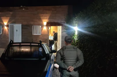 Parobé, 30 de maio de 2025Um homem de 35 anos, acusado de cometer uma série de roubos e furtos a comércios no Vale do Sinos foi morto após entrar em confronto a tiros com policiais.<!-- NICAID(16048924) -->