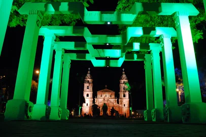 Destaques da Região das Missões e Santo Ângelo.No pórtico, entrada oficial da Praça Pinheiro Machado, arcos mostram os nomes dos 30 povos missioneiros<!-- NICAID(15141732) -->