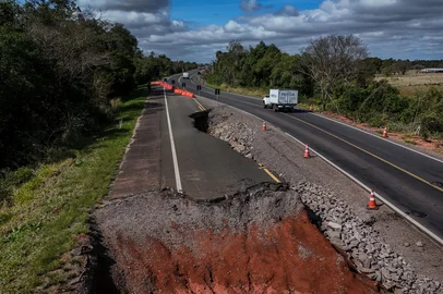 VENANCIO AIRES, RS, BRASIL, 2025-08-14: 15 meses apos enchente de maio de 2024, como esta a situacao da RS 287. Afetada em diversos pontos pela forca das aguas, trechos ainda contam com desvios provisorios para os motoristas. Na foto: Desvios em partes da estrada que foram destruida na enchente. Foto: Andre Avila/Agencia RBSLocal: VenÃ¢ncio Aires<!-- NICAID(16104053) -->