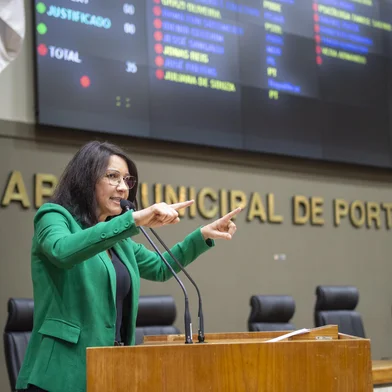 Sessão Ordinária - Movimentação de plenário. Na tribuna, a presidente vereadora Comandante Nádia (PL).<!-- NICAID(16145435) -->