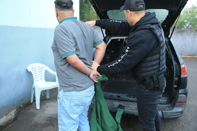 PORTO ALEGRE, RS, BRASIL, 27-06-2025: A Polícia Civil realiza uma ação, na manhã desta sexta-feira (27), contra suspeitos de envolvimento na morte de três adolescentes em Canoas, na Região Metropolitana. São cumpridos mandados em cinco residências em Porto Alegre e Canoas. O objetivo da ação é apreender objetos que possam auxiliar na identificação dos mandantes e executores dos assassinatos, como aparelhos telefônicos e computadores, explica a delegada Graziela Zinelli, da Delegacia de Homicídios e Proteção à Pessoa (DHPP) de Canoas. Até as 8h05min uma pessoa havia sido presa em flagrante.  Foto: Ronaldo Bernardi/Agência RBS<!-- NICAID(16068603) -->