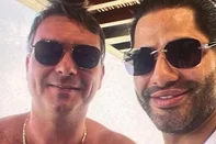 Uma foto do senador e pré-candidato à Presidência da República, Flávio Bolsonaro (PL-RJ), ao lado de Luiz Phillipi Machado de Moraes Mourão, que era conhecido como "Sicário", foi divulgada pelo portal de notícias ICL nesta quarta-feira (15).<!-- NICAID(16327670) -->