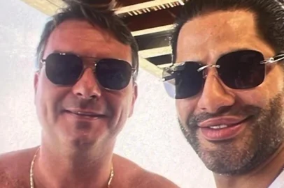 Uma foto do senador e pré-candidato à Presidência da República, Flávio Bolsonaro (PL-RJ), ao lado de Luiz Phillipi Machado de Moraes Mourão, que era conhecido como "Sicário", foi divulgada pelo portal de notícias ICL nesta quarta-feira (15).<!-- NICAID(16327670) -->