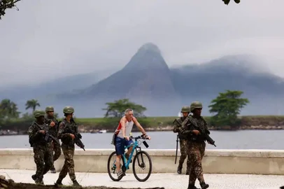Forças de segurança reforçam policiamento no Rio durante o G20.<!-- NICAID(15915783) -->