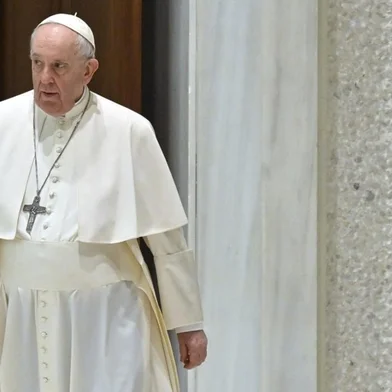 Pope Francis arrives for his weekly general audience at the Paul VI hall on February 23, 2022 in the Vatican. (Photo by Alberto PIZZOLI / AFP)<!-- NICAID(15026743) -->