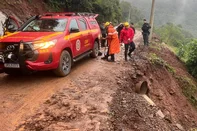Homem é encontrado morto dentro de carro que caiu de ribanceira no interior de Santa Tereza <!-- NICAID(16063839) -->