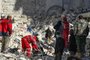 Syrian soldiers look on as Iranian rescuers sift through the rubble of a collapsed building in the northern city of Aleppo, searching for victims and survivors days after a deadly earthquake hit Turkey and Syria, on February 9, 2023. - The 7.8-magnitude quake early on February 6 has killed more than 17,000 people in Turkey and war-ravaged Syria, according to officials and medics in the two countries, flattening entire neighbourhoods. (Photo by AFP)Editoria: DISLocal: AleppoIndexador: -Secao: earthquakeFonte: AFPFotógrafo: STR<!-- NICAID(15344408) -->