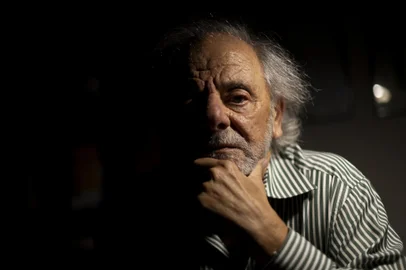 PORTO ALEGRE, RS, BRASIL - 2024.09.25 - Um dos melhores escritores do Brasil, escolhido patrono da 70ª Feira do Livro de Porto Alegre, Sergio Faraco está lançando um novo livro, "Digno É O Cordeiro", pela L&PM. É um livro de memórias que dá sequência ao livro "Lágrimas na Chuva" (2002). (Foto: ANDRÉ ÁVILA/ Agência RBS)Indexador: Andre Avila<!-- NICAID(15875976) -->