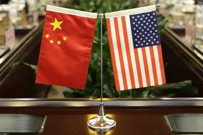 Foto de arquivo tirada em 30 de junho de 2017, bandeiras dos EUA e da China são colocadas à frente de uma reunião no Ministério da Agricultura em Pequim. Os Estados Unidos ordenaram que a China fechasse seu consulado em Houston.
