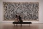 Women look at a Jackson Pollock painting as the Museum of Modern Art (MoMA) reopens its doors to the public on August 27, 2020 in New York, after being closed since March 12, 2020 due to covid-19. (Photo by TIMOTHY A. CLARY / AFP) / RESTRICTED TO EDITORIAL USE - MANDATORY MENTION OF THE ARTIST UPON PUBLICATION - TO ILLUSTRATE THE EVENT AS SPECIFIED IN THE CAPTIONEditoria: ACELocal: New YorkIndexador: TIMOTHY A. CLARYSecao: culture (general)Fonte: AFPFotógrafo: STF<!-- NICAID(14738706) -->