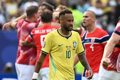 Brazil's forward #10 Neymar reacts after losing the 2026 World Cup round of 16 football match between Brazil and Norway at the New York/New Jersey Stadium in East Rutherford on July 5, 2026.  (Photo by Jewel SAMAD / AFP)Editoria: SPOLocal: East RutherfordIndexador: JEWEL SAMADSecao: soccerFonte: AFPFotógrafo: STF<!-- NICAID(16321157) -->