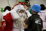 Crianças e adolescentes em tratamento contra o câncer recebem presentes e visita do Papai Noel: "Vocês são muito corajosos"