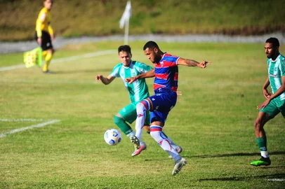 FLORES DA CUNHA, RS, BRASIL, 02/07/2021. SUB-23 - Juventude x Fortaleza, jogo válido pelo grupo A do Campeonato Brasileiro de Aspirantes e realizado no estádio Homero Soldatelli. O Juventude perdeu por 4 a 0. Comemoração do primeiro gol do Fortaleza marcado por Coutinho. (Porthus Junior/Agência RBS)<!-- NICAID(14824671) -->