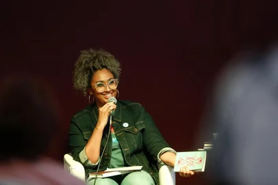 PORTO ALEGRE, RS, BRASIL, 17/11/2017: Na Diversidade (RBSTV) na 63ª Feira do Livro de Porto Alegre. Na foto: Carol Anchieta<!-- NICAID(13275494) -->