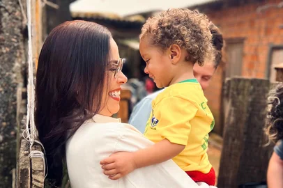 Juliana Brizola durante a campanha eleitoral à prefeitura de Porto Alegre em 2024. A imagem, captada no bairro Partenon, mostra a então candidata conversando com uma menina que carregava no colo. A garota aguardava vaga em uma creche, e a cena foi usada para reforçar o discurso da campanha sobre educação.<!-- NICAID(16110708) -->