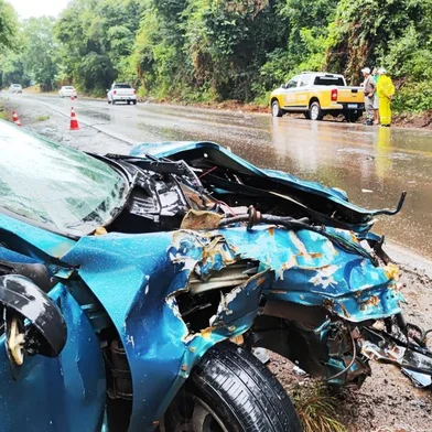 Mulher morre após colisão entre carro e caminhão em Nova Araçá<!-- NICAID(15677803) -->