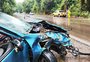 Mulher morre após colisão entre carro e caminhão na RS-324, em Nova Araçá