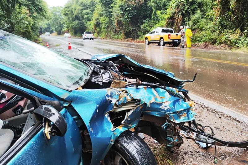 Mulher morre após colisão entre carro e caminhão em Nova Araçá<!-- NICAID(15677803) -->