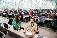 FLORES DA CUNHA, RS, BRASIL, 10/12/2025. +Serra sobre a Geração Z no mercado de trabalho. Na foto Gabriel Mattana, especialista de processos em tecnologia e Cíntia Drehmer, diretora de RH. (Neimar De Cesero/Agência RBS)Indexador: Neimar De Cesero<!-- NICAID(16189531) -->