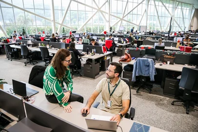 FLORES DA CUNHA, RS, BRASIL, 10/12/2025. +Serra sobre a Geração Z no mercado de trabalho. Na foto Gabriel Mattana, especialista de processos em tecnologia e Cíntia Drehmer, diretora de RH. (Neimar De Cesero/Agência RBS)Indexador: Neimar De Cesero<!-- NICAID(16189531) -->