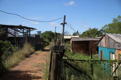Como está a situação de famílias que terão que sair ou já saíram do bairro Sarandi após a enchente. O bairro da zona norte de Porto Alegre foi severamente atingido pela enchente de maio de 2024.Em cima do dique, existem várias moradias.<!-- NICAID(15958022) -->