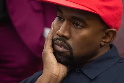 Photographer sues Kanye West over alleged assault (FILES) Kanye West meets with US President Donald Trump in the Oval Office of the White House in Washington, DC, October 11, 2018. A photographer who claims Kanye West threw her cell phone to the ground in a confrontation is suing the troubled rapper for assault, she said June1, 2023.Nichol Lechmanik said the artist, who is now formally known as Ye, caused her "great mental and emotional pain" in the January confrontation. (Photo by SAUL LOEB / AFP)Editoria: ACELocal: WashingtonIndexador: SAUL LOEBSecao: celebrityFonte: AFPFotógrafo: STF<!-- NICAID(15445731) -->