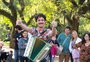 Gaiteiro do Brique da Redenção celebra 10 anos de arte de rua em Porto Alegre