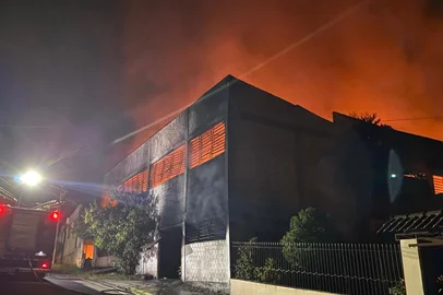 Incêndio em empresa de Novo Hamburgo<!-- NICAID(16243349) -->