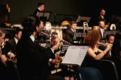 UCS Cultural e Secretaria da Cultura levam para o UCS Teatro o espetáculo temático “A Experiência Beatles”, durante a programação do 23º Caxias em CenaOs ingressos podem ser adquiridos na Casa da Cultura Percy Vargas de Abreu e Lima, na Estação Férrea, e na UCS LivrariaA Orquestra de Sopros, a Cia. de Dança e o Coro Municipal da Secretaria da Cultura (SMC), apresentam o espetáculo temático “A Experiência Beatles”, no dia 13 de setembro, às 20h, no UCS Teatro. Com regência e direção artística de Gilberto Salvagni, a apresentação visa proporcionar uma interpretação visualmente cativante das músicas da banda britânica, combinando sonoridade e movimento.<!-- NICAID(15524163) -->