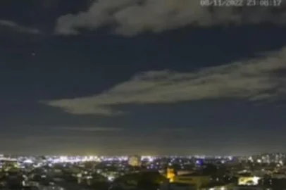 Luzes de origem desconhecida são avistadas por pilotos no céu de Porto Alegre pelo quinto dia consecutivo.<!-- NICAID(15259428) -->