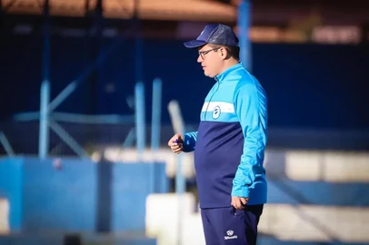 antes auxiliar, profissional assumiu como técnico do equipe que se recuperou na divisão de acesso<!-- NICAID(15470784) -->