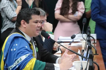 Comissão aprova PL que impede uso de arma na equipe de segurança de Lula<!-- NICAID(16013134) -->